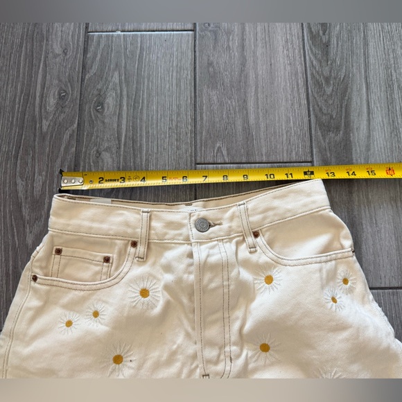 Pacsun|Floral daisy embroidered ultra high waisted vintage denim shorts in cream - Picture 15 of 15